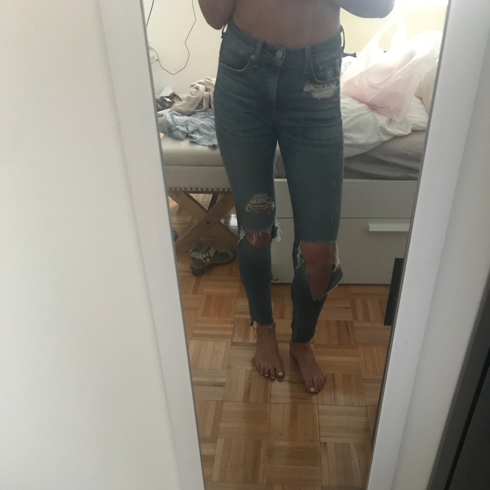 High waisted rag and bone light wash jean w/ rips!